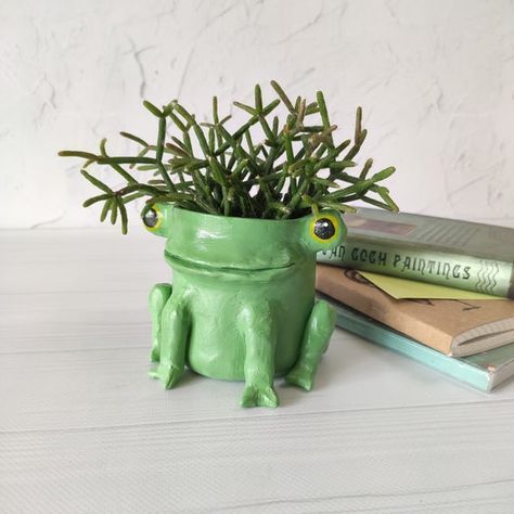 Air Dry Clay Pots & Planters, Air Dry Clay Planter, Air Dry Clay Pot, Frog Pot, Decor For Desk, Pottery Frog, Plants Cute, Clay Pinch Pots, Clay Plant