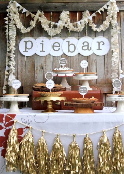 Adorable Pie bar- Thanksgiving or Weddings! Rustic Wedding Desserts, Friendsgiving Dinner Party, Pie Party, November Crafts, Thanksgiving Wedding, Friendsgiving Party, 13 November, Harvest Party, Taco Bar