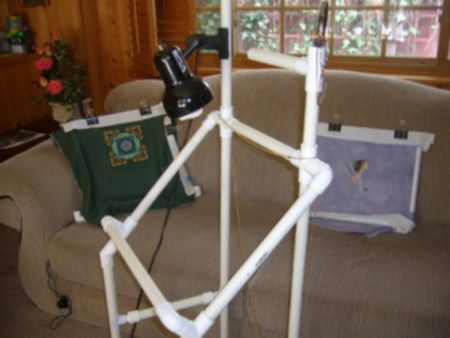 Diy Embroidery Hoop Stand, Rug Hooking Frames, Pvc Pipe Projects, Fabric Painting Techniques, Quilting Frames, Framed Cross Stitch, The Stand, Stitch Crochet, Frame Stand