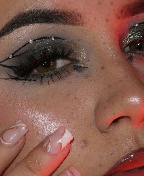 Punk Rock Eye Makeup, Prom Makeup Graphic Liner, Emo Eyeliner Looks, Rock Festival Makeup, Grunge Eye Makeup 90s, 80s Punk Makeup, Rock Concert Makeup, Rockstar Makeup, Emo Eyeliner