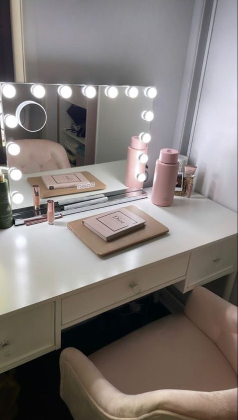 Pink Girly Vanity, Vanity Inspo Preppy, Pink Vanity Decor, Clean Girl Bedroom Aesthetic Pink, Clean Girl Vanity Aesthetic, Clean Room Aesthetic Pink, Pink Room Inspo Aesthetic, Pink Room Ideas Aesthetic, Pink Vanity Aesthetic