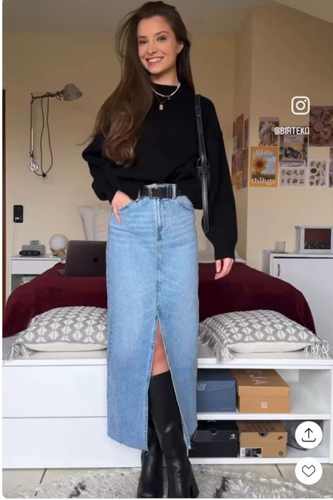 Long Skirts Outfit 2023, Long Denim Jean Skirt Outfits, Fall Denim Maxi Skirt Outfits, Long Jean Skirt Winter Outfit, Denim Maxi Skirt Fall Outfit, Split Denim Skirt Outfit, Styling Midi Denim Skirt, Long Jean Skirt Fall Outfits, Style Denim Midi Skirt