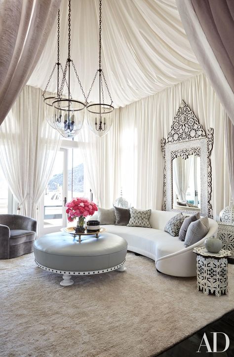 Martyn Lawrence Bullard draped sheer fabric of his own design to create volume and dimension in Khloé Kardashian’s ornate living room, which evokes a sumptuous take on a Bedouin tent. Dekorasi Maroko, Khloe Kardashian House, Calabasas Homes, Kardashian Home, Interior Design Per La Casa, Design Del Prodotto, Vintage Sofa, Celebrity Houses, A Living Room