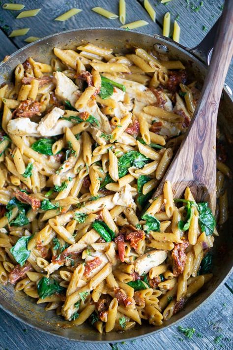 Creamy Tuscan Chicken Pasta, Creamy Tuscan Chicken, Sundried Tomato Pasta, Minute Chicken, Tuscan Chicken Pasta, Chicken Penne, Lean Chicken, Alla Vodka, Yummy Chicken