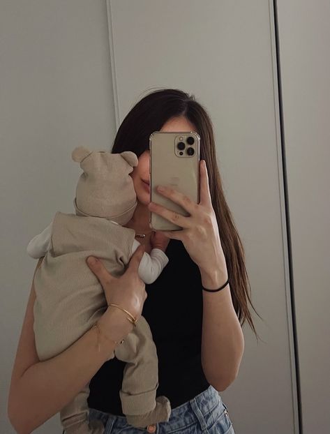 makka-umk Cute Couples In Bed, Vom Avea Un Copil, Baby Selfie, Baby Hospital Pictures, Mother Daughter Poses, Baby Bump Pictures, Baby Mirror, Baby Tumblr, Baby Hospital