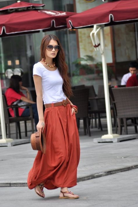 Very cute! Love the long skirt, white tee, sandals & hat. Great summer outfit. Cute Maxi Skirts, Diy Skirts, Long Skirt Summer, Mode Tips, Walking Down The Street, Maxi Rok, Blazer Outfit, Bohol, Red Skirt