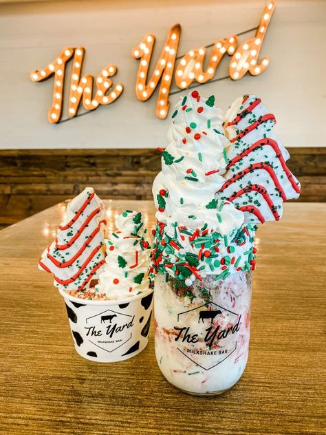 Christmas Ice Cream Sundae, Christmas Sundaes, Christmas Smoothies, Little Debbie Christmas Tree, Christmas Ice Cream, Milkshake Bar, Little Debbie, Healthy Food Motivation, Ice Cream Sundae