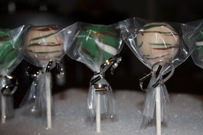 Camouflage cake pops Hunting Baby Shower Cake, Camo Cake Pops, Camo Birthday Party Ideas, Duck Hunting Cakes, Army Decorations, Camo Party Ideas, Mossy Oak Wedding, Deer Hunting Cake, Camouflage Birthday Party