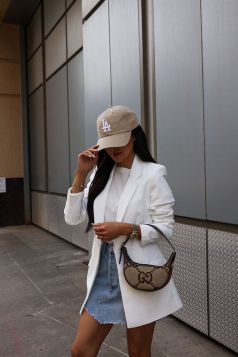 Effortless Ways to Style Your Blazer Now Blazer Skirt Outfit, Outfit Uni, White Tees Outfit, White Blazer Outfits, Outfits Blazer, Mia Mia Mine, Blazer Street Style, Off White Blazer, Mia Mia