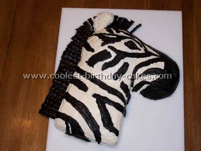 Homemade Zebra Animal Cake "I used two round cake pans, one large and one small to make the head and a square pan to make the neck. The ears are made of sugar cookies that I cut and frosted and the main is made of black licorice. The stripes are made of black tinted frosting." Animal Cake Ideas, Zebra Cakes, Zebra Birthday, Zebra Party, Diy Birthday Cake, Zebra Cake, Homemade Birthday Cakes, 2 Birthday Cake, Zebra Animal