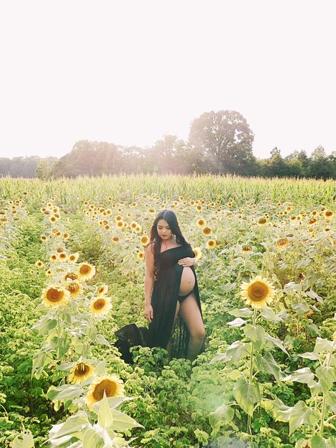 Sunflower Maternity Pictures Black Women, Maternity Photography Fall, Sunflower Field Pictures, Prego Pics, Pregnant Photos, Baby Girl Black, Field Pictures, Luxury Baby Shower, Pregnancy Pictures