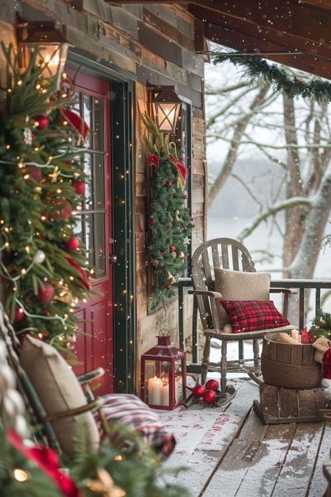 Cabin Christmas Decor, Christmas Coffee Table Decor, Christmas Porch Decor Ideas, Outdoor Christmas Tree, Christmas Fireplace Decor, Cabin Christmas, Country Christmas Decorations, Christmas Front Porch, Christmas Porch Decor