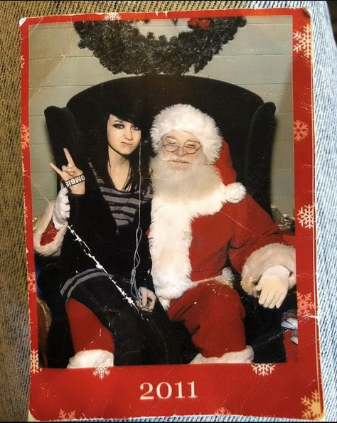 Emo Christmas, Christmas Alternative, Emo People, Emo Princess, 2000s Emo, Emo Girl, Emo Memes, Santa Photos, She Wolf