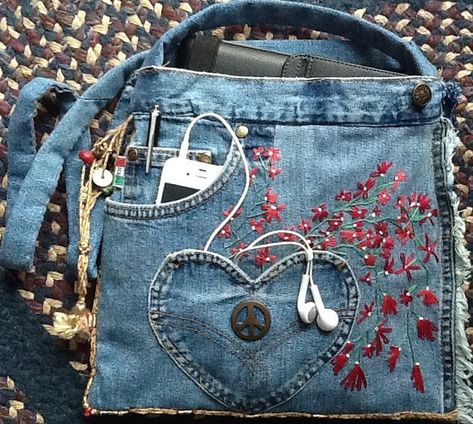 Jean Bag Embroidery, Cute Bag Tutorial, Things To Make With Denim, Upcycle Bags Diy, How To Make A Bag From Jeans, Recycling Jeans Ideas, Bag Made From Jeans, How To Make A Bag Out Of Jeans, Things To Make With Jeans