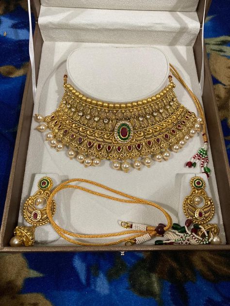 Gold Choker Necklace Set, Gold Necklace Design, Gold Jewelry Prom, Simple Bridal Jewelry, Bridal Necklace Designs, Neck Pieces Jewelry, Antique Necklaces Design, Black Beads Mangalsutra Design, New Gold Jewellery Designs