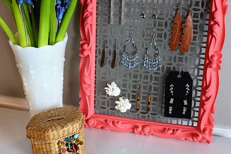 Diy Earring Holder, Thrift Store Makeover, Thrift Store Decor, Jewelry Organizer Wall, Thrift Store Crafts, Diy Earring, Jewelry Organizer Diy, Earring Organizer, Diy Holder