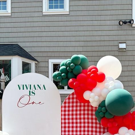 Italian Theme Balloon Garland, Italian Themed Balloon Arch, Italian Backdrop Ideas, Pizzeria Themed Birthday Party, Pizza Party Balloons, Pizza Party Backdrop, Italian Restaurant Birthday Party, Little Meatball First Birthday, Pizza Balloon Garland