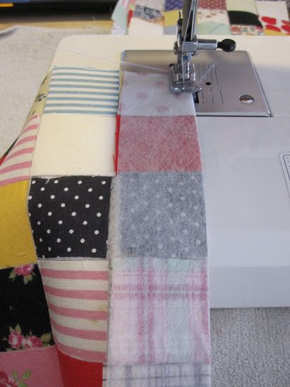 how to sew patchwork blocks together so all the seams line up. Brilliant tutorial. Not a lot of written instructions, but the photos tell the process. Sew Patchwork, Sweater Crafts, Beginner Quilting, Bedding Quilts, Patchwork Blocks, Quilt Modernen, Crazy Quilt, Creation Couture, Quilting Techniques