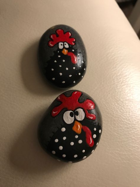 Silly Birds, Rock Animals, Painted Rock Animals, Chicken Crafts, Happy Stones, Art Rock, Painted Rocks Diy, Chicken Art, Pet Rocks