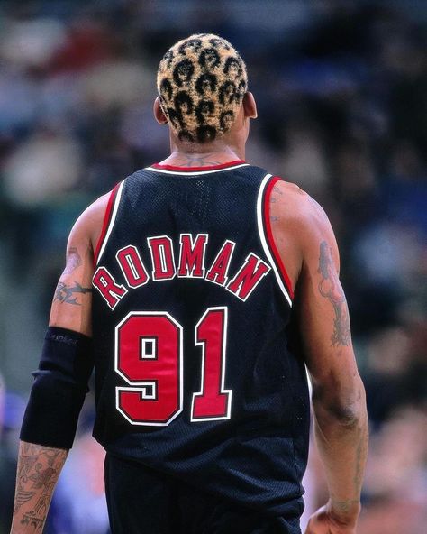 Dennis Rodman Wallpaper Iphone, Nba Iconic Photos, Dennis Rodman Aesthetic, Rodman Dennis, Denis Rodman, Athletic Lifestyle, Football Retro, Brown Hair Blue Eyes, Nba Wallpapers