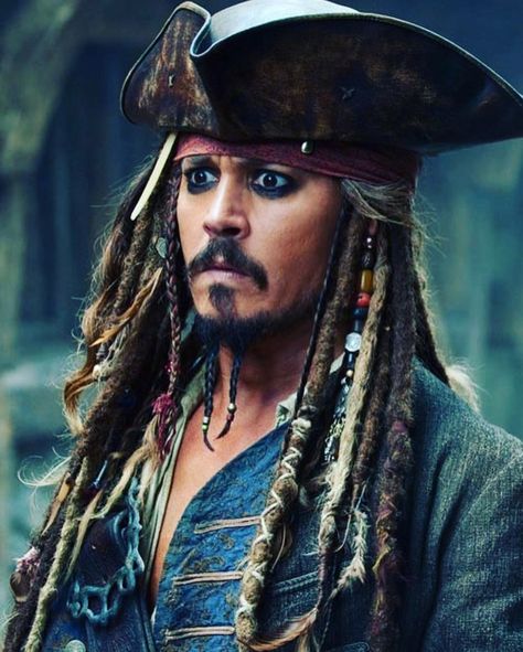 Johnny Depp as Captain Jack Sparrow in Pirates Of The Caribbean Captian Jack Sparrow, Jack Sparrow Costume, Graduate High School, Barnabas Collins, Sparrow Art, Kaptan Jack Sparrow, Young Johnny Depp, Johnny Depp Pictures, Dont Touch My Phone Wallpaper