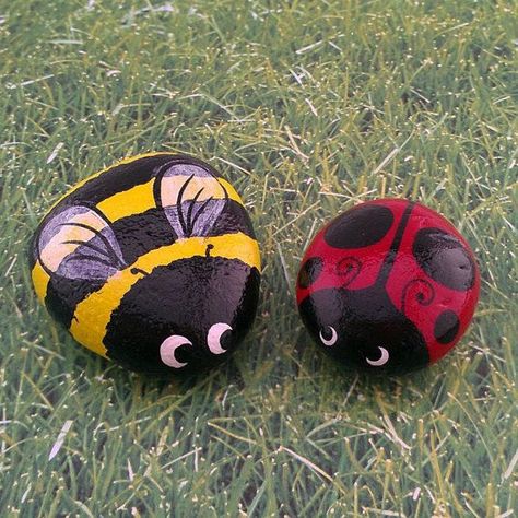 Painted Rock Ideas, Painted Garden Rocks, Decorative Rocks, Ladybug Rocks, Random Places, Rock Painting Tutorial, Bee Painting, Art Pierre, Painted Rocks Kids