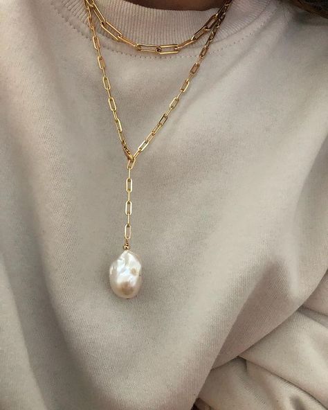 STANDING O on Instagram: “Hardware love with the HARLOWE + AMAL Necklaces ⚜️🤍⚜️” Large Pearl Necklace, Chain Jewellery, Baroque Pearl Pendant, Jewelry Design Inspiration, Gold Pearl Necklace, Demi Fine Jewelry, Pearl Pendant Necklace, Gold Filled Chain, Gold Pearl