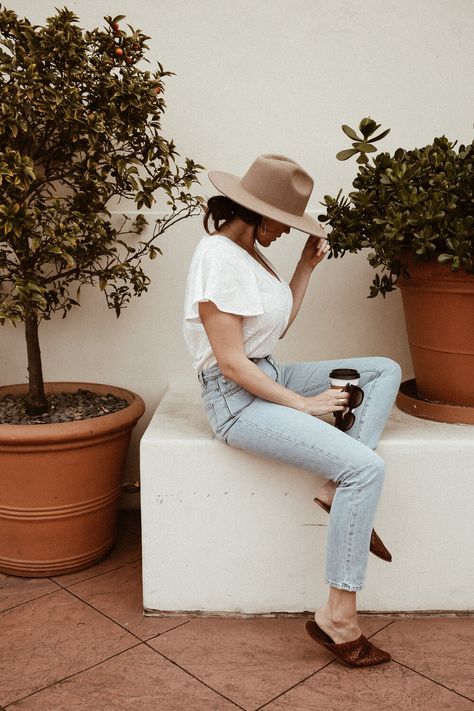 Cream Wide Brim Hat Outfit, Tan Hat Outfit Summer, Beige Cowboy Hat Outfit, Fedora Hat Outfit Spring, Tan Hat Outfit, White Hat Outfit, Felt Hat Outfit, Hat Outfit Spring, Fedora Hat Outfits