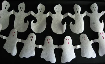 DIY ghost garland for kids made out of freezer paper #kids #diy #garlands #halloweenparty #ghosts #halloween #kids #holidaydecor #home Hallowen Crafts, Paper Ghost, Ghost Garland, Ghost Diy, Manualidades Halloween, Easy Halloween Crafts, Diy Bricolage, Diy Garland, Halloween Crafts For Kids