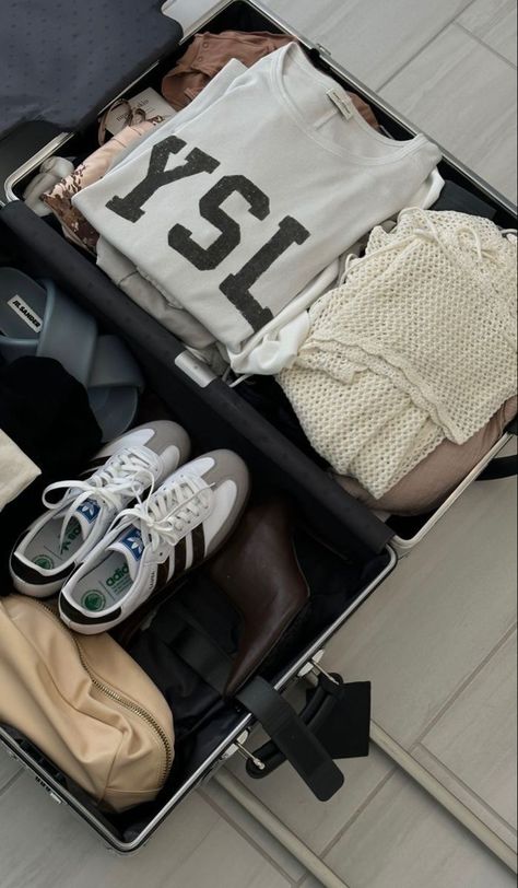 Travelling Aesthetics, Looks Hip Hop, Minimalist Packing, Airport Aesthetic, Travel Chic, Minimalist Travel, Travel Diary, Travel Packing, Packing Tips