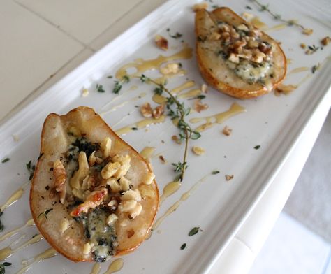 Roasted pears with blue cheese and walnuts drizzled with honey. These were tasty. Roasted Pears Recipes, Pears With Blue Cheese, Blue Cheese Crostini, Blue Cheese Appetizers, Pear And Blue Cheese, Roasted Pears, Cheese Crostini, Savory Dessert, Pear Dessert