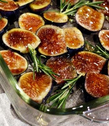 Hardy varieties of figs are still available this time of year, but they may not be as sweet or full-bodied as the ones available in early autumn Recipes With Figs, Baked Figs, Roasted Figs, Fig Recipes, Fresh Figs, Favorite Appetizers, Healthy Sides, Snacks Für Party, Fresh Rosemary