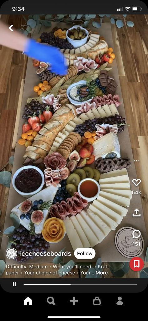 Charcuterie Board Meats, Charcuterie Inspiration, Favorite Recipes Dinner, Snack Board, Party Food Platters, Party Finger Foods, Feeding A Crowd, Healthy Appetizers, Food Platters