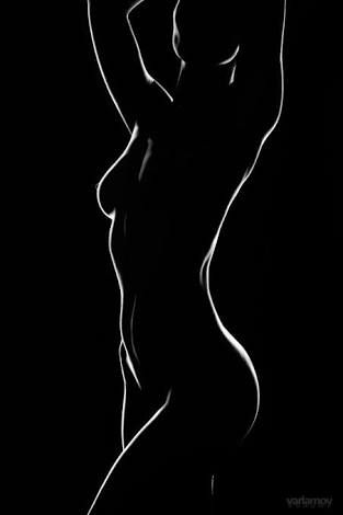 Silhouette Photography Black And White, Body Silhouette, Low Light Photography, Body Art Photography, Silhouette Photography, Photography Black And White, Black And White Aesthetic, Art Drawings For Kids, Dark Photography