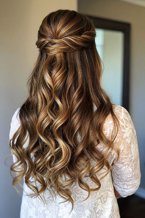 Check out chic half-up hairstyles to complement your gown. This curated selection showcases elegant braids styled with timeless beauty. Designed for classic elegance. Elegant Braids, Romantic Braid, Vintage Curls, Breathtaking Wedding, Half Up Hair, Half Up Half Down, Wedding Looks, Half Up, Braid Styles