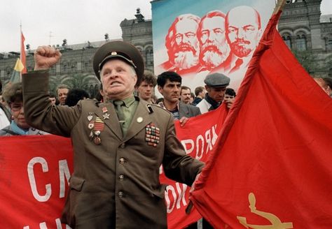 Popular amongst the reformists, Gorbachev had split the country and his acceptance of greater press freedoms and the citizens' right to protest, allowed for regular demonstrations against Gorbachev's policies. During the May Day Parade in 1990 Gorbachev was booed by opposition protestors. Union Of Soviet Socialist Republics, Mikhail Gorbachev, Baltic Countries, Russian Flag, Military Coup, Declaration Of Independence, Life Pictures, Soviet Union, Popular Culture