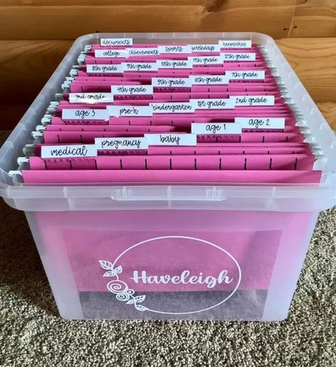 Memories Box Diy, Organization School, Bin Bin, Memories Box, Newborn Mom, Baby Life Hacks, Future Mommy, Kids Memories, Cadeau Baby Shower