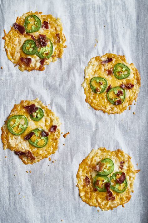 KETO RECIPE: Bacon Jalapeño Cheese Crisps — Keto In The City Parmesan Crisps Recipe, Chips And Guac, Lchf Snacks, Keto Chips, Tailgate Party Food, Bacon Crisps, Parmesan Chips, Bite Size Food, Jalapeno Cheese