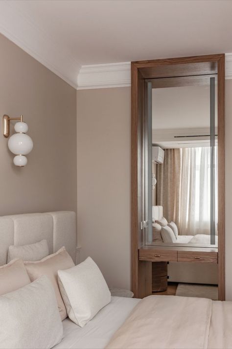 Light Beige Walls Bedroom, Beige Feature Wall Bedroom, Light Beige Bedroom Walls, Light Brown Bedroom Walls, Taupe Bedroom Walls, Brown Bedroom Walls, Light Brown Bedrooms, Toilet Table, Beige Walls Bedroom