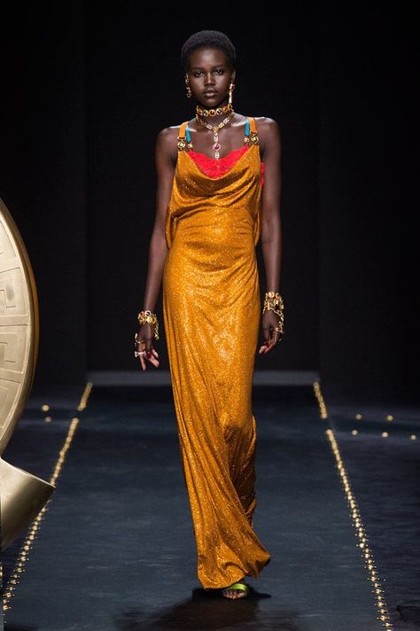 Orange Dress Styling, Versace Archive, Orange Runway, Orange Couture, Runway Versace, Versace Aesthetic, Versace 2019, Versace 2020, Moda Over 50