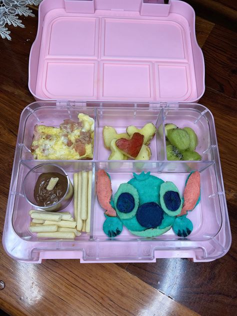 Panqueque de stitch. 
Comida divertida para niños Homeschool Lunch, Smoothie Ideas, Cold Lunches, Easy Food Art, Pack Lunch, Easy Food, School Lunch, Lunch Ideas, Lilo And Stitch