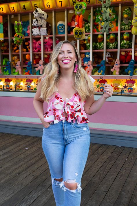 Playland Amusement Park Topshop Brigitte Ruffle Crop Top American Eagle Mom Jeans Outfit Ideas Chubby, Amusement Park Outfit Ideas, Amusement Park Outfit Summer, Park Outfit Ideas, Parc Attraction, Amusement Park Outfit, Disney Fits, Park Outfit, Old Navy Flip Flops