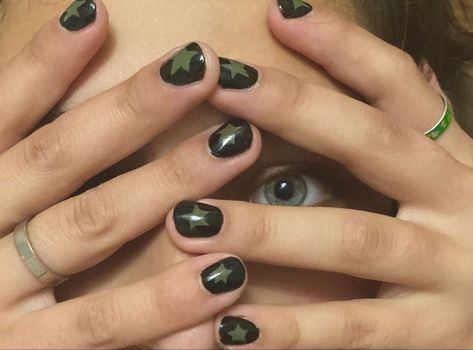 Short Nail Grunge, Green Black Nails Aesthetic, Grunge Short Nails Ideas, Black Nails Grunge Aesthetic, Black Green Nails Ideas, Green Star Nails Acrylic, Black Nail Stars, Grunge Nails Natural, Green And Black Star Nails