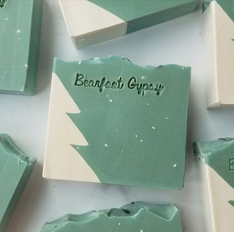 Cool Soap Designs, Christmas Cold Process Soap, Christmas Soap Diy, Cedarwood Soap, Christmas Soaps, Soap Design Ideas, Cold Process Soap Designs, Soap Christmas, Diy Soap Bars