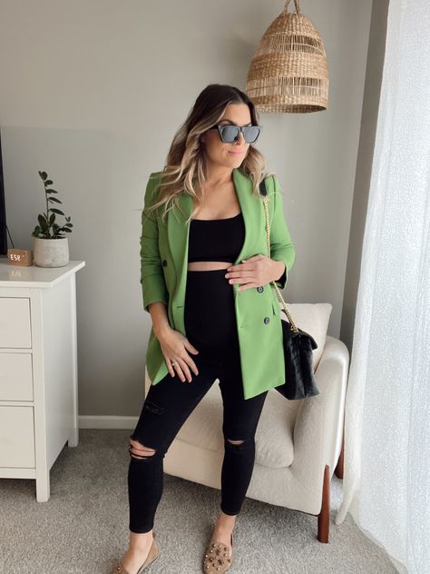 Blazer Pregnancy Outfit, Crop Top Maternity Outfit, Pregnancy Work Outfits Offices, Maternity Blazer Outfits, Pregnant Night Out Outfit, Modern Pregnancy Outfits, Blazer Maternity Outfit, Maternity Night Out Outfit, Work Pregnancy Outfits