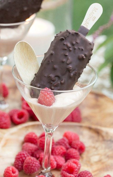 Fun Ways to Serve Ice Cream Bars - Sugar and Charm Ways To Serve Ice Cream, Ice Cream Wedding, Cool Ice Cream, Dark Chocolate Ice Cream, Gourmet Ice Cream, Raspberry Bars, Caramel Pudding, Ice Cream Bars, Light Food