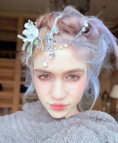 Grimes Hair Color, Grimes Hair, Grimes Aesthetic, Y2k Futuristic, Claire Boucher, Hd Pic, Silver Blonde, Paparazzi Photos, Crochet Inspo