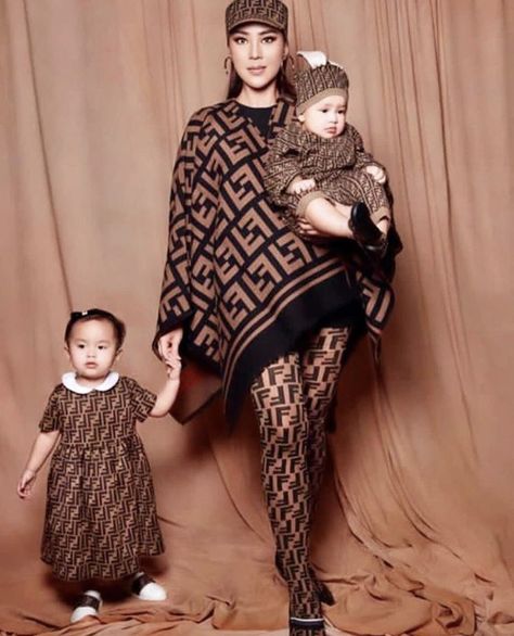 Terno Outfit, Twin Girl, Family Photoshoot Poses, Beyonce Outfits, Elegant Style Women, Black Photography, Mommy Style, Bracelet Design