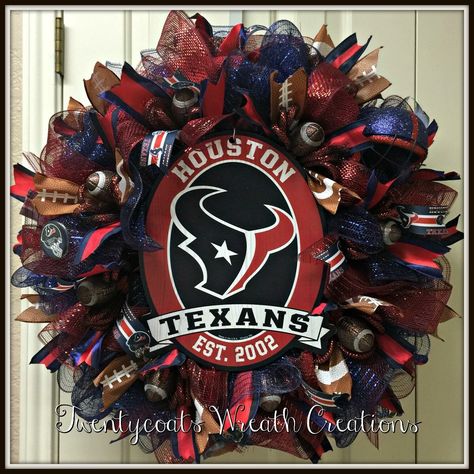 Deco mesh wreath of The Houston Texans by Twentycoats Wreath Creations (2016) Chiefs Wreath, Football Wreath Diy, Sport Wreaths, Nfl Wreaths, Football Wreaths, Creative Gift Packaging, Sports Wreath, Door Swags, Houston Texans Football