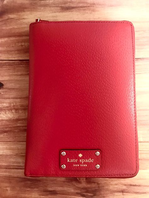 Kate Spade Planner Organization, Wedding Planner Ideas, Louis Vuitton Planner, Wallet Ideas, Planner Wallet, Kate Spade Planner, Agenda Book, Personal Planners, Types Of Planners